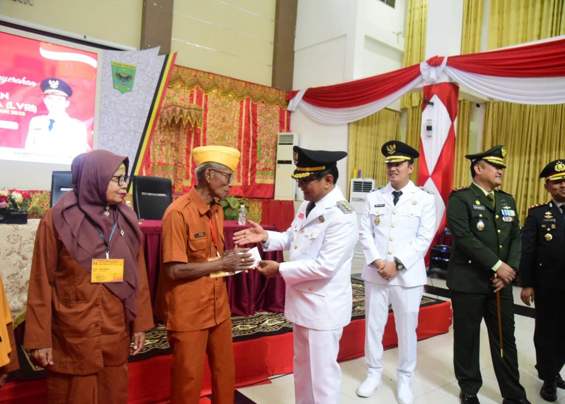 Penuh Haru, Bupati John Kenedy Azis Beri Tali Asih untuk Veteran pada HUT RI ke-80