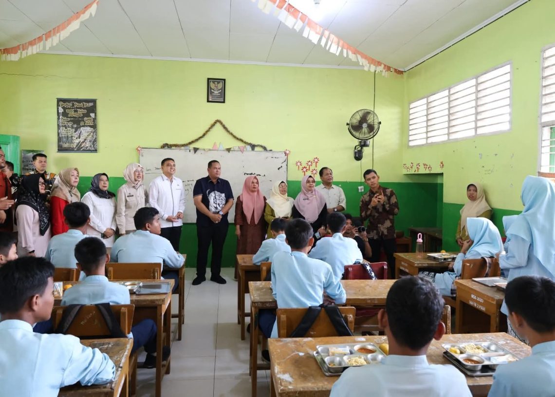 Anggota Komisi IX DPR RI Ade Rizki Pratama Meninjau Pelaksanaan MBG di Kota Pariaman