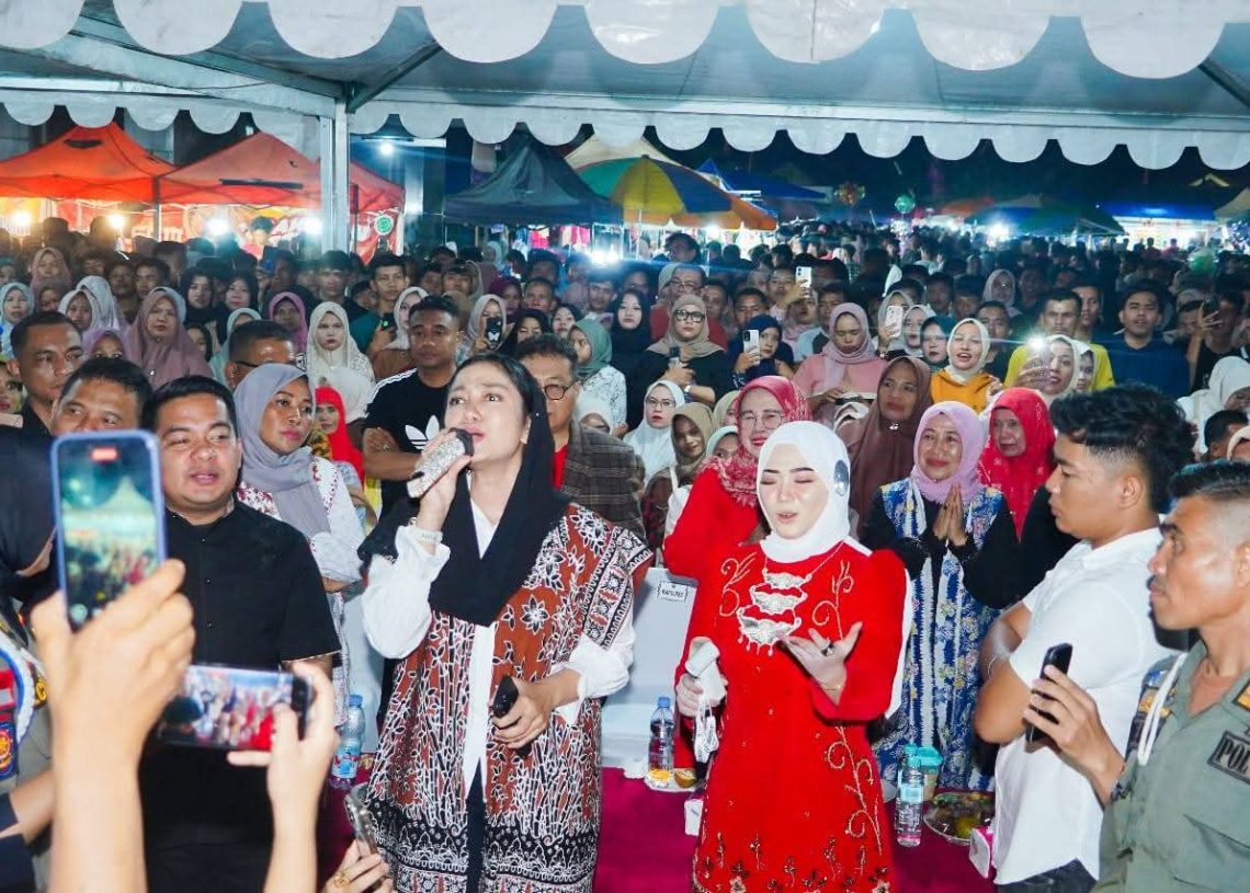 Konser Fauzana di Dharmasraya Meriah, Bupati Annisa Ikut Berduet dan Bernyanyi Solo