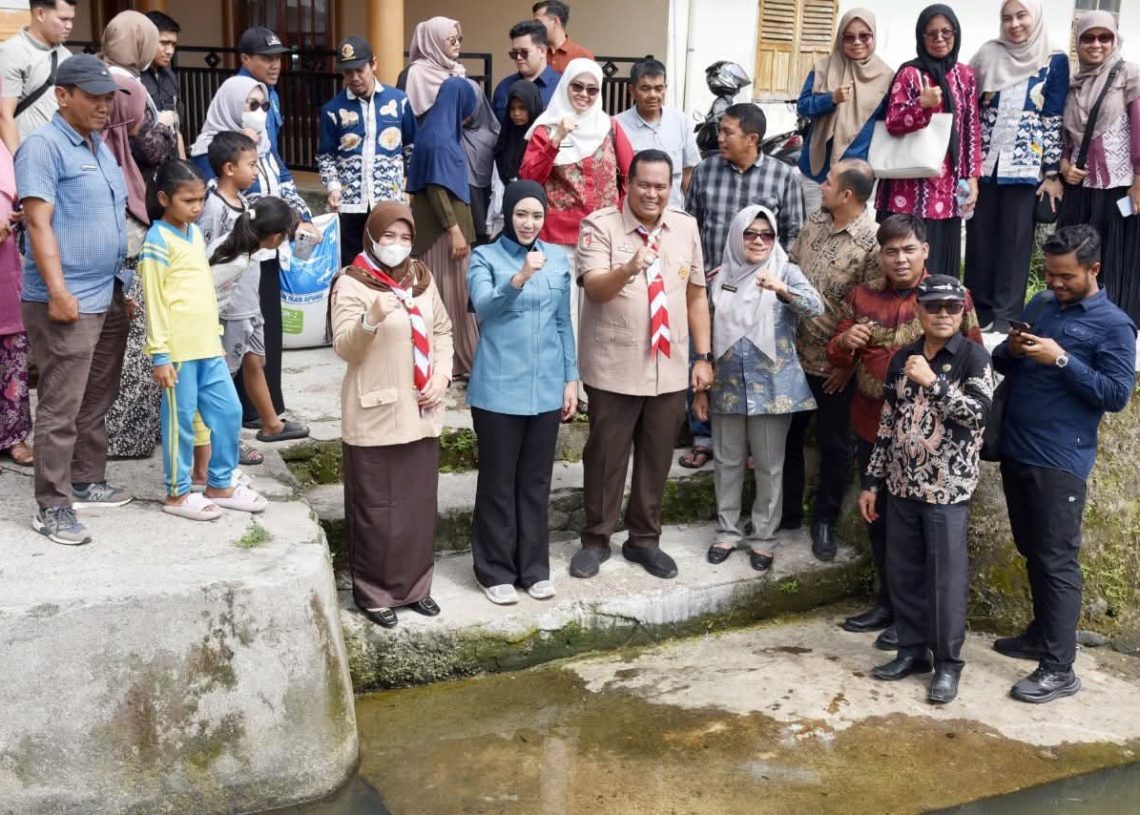 Wako Yota Balad dan Anggota DPR RI Cindy Monica Tebar 20 Ribu Benih Ikan di Kota Pariaman