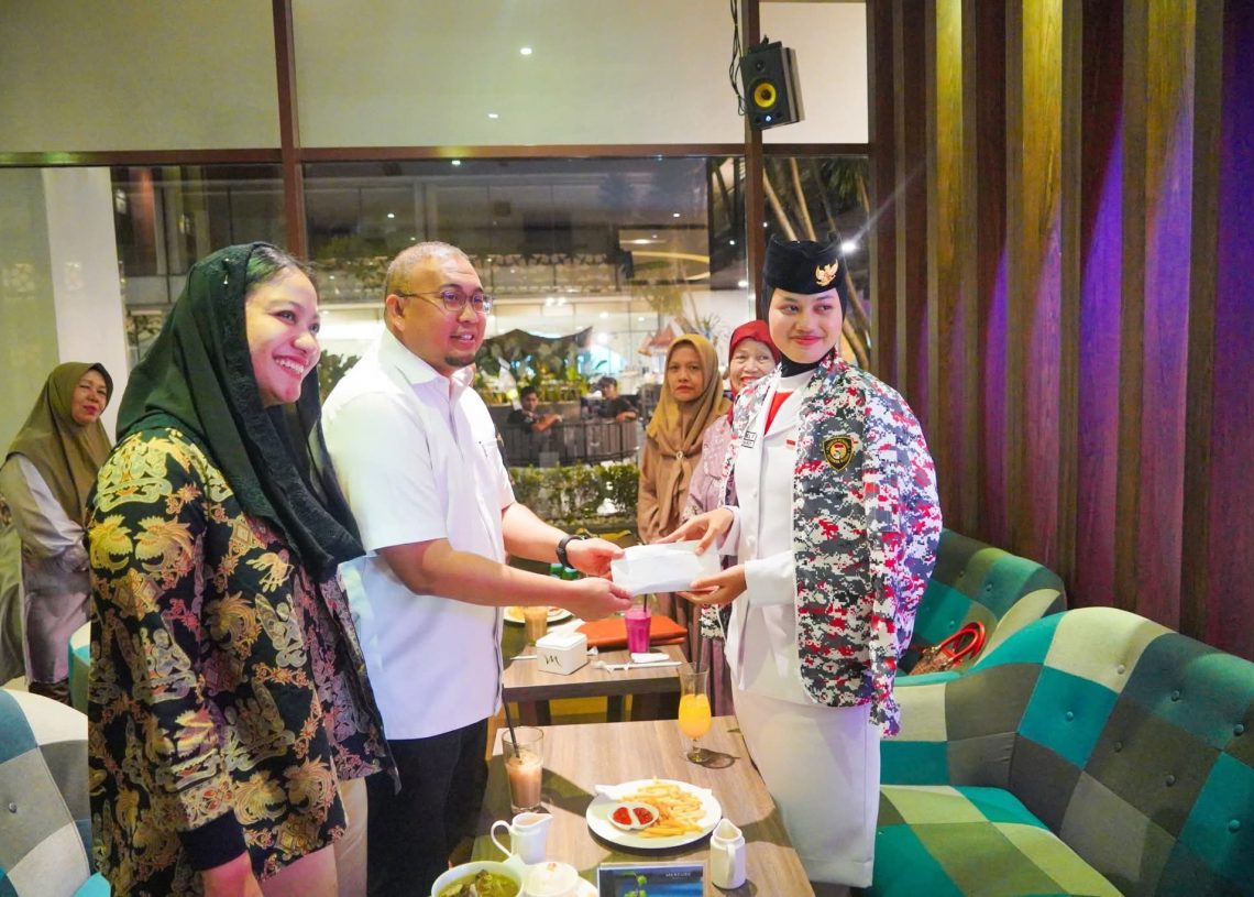 Andre Rosiade dan Bupati Annisa Penuhi Janji, Jamu Lulu Athul Faudah Anggota Paskibraka Nasional Asal Dharmasraya