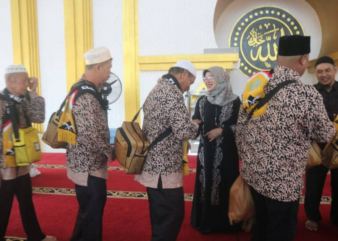 Wakil Bupati Dharmasraya Lepas 60 Jamaah Umroh di Mesjid Agung
