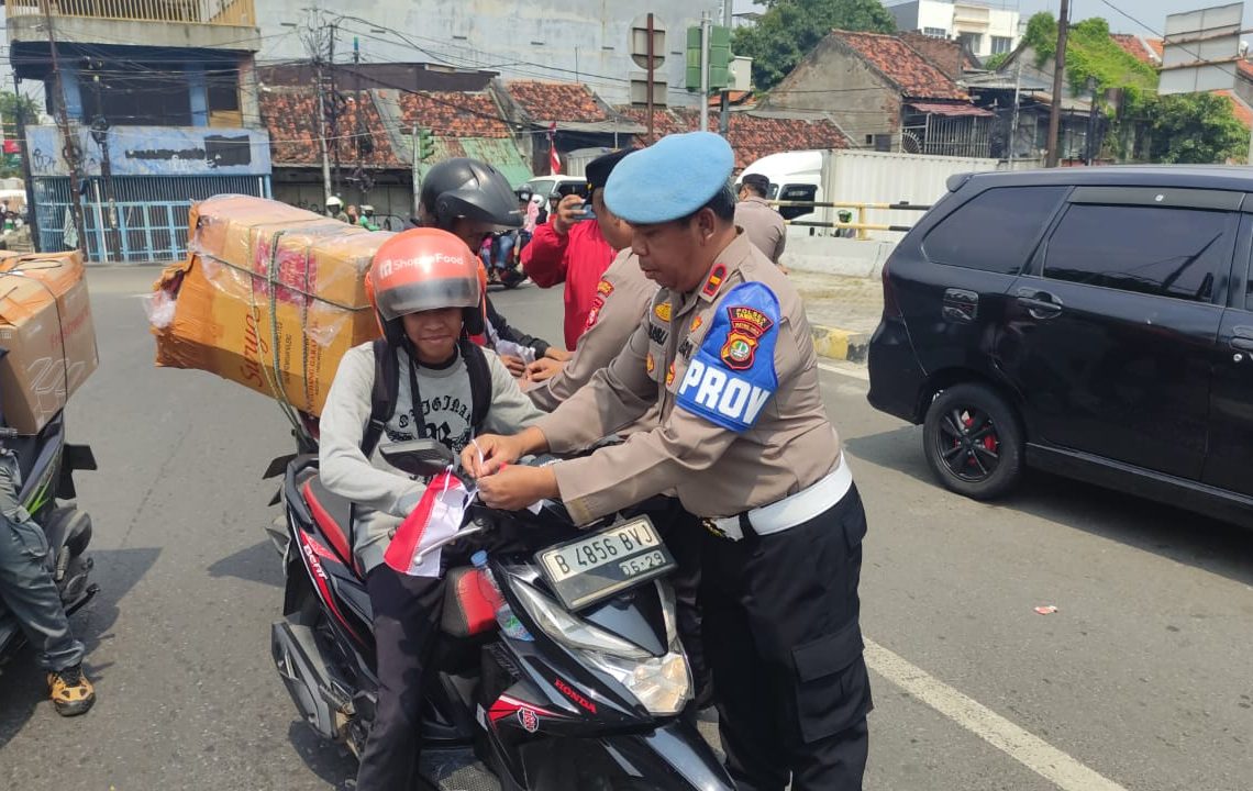 Membumikan Semangat Merah Putih, Polsek Tambora Bagikan Bendera kepada Warga