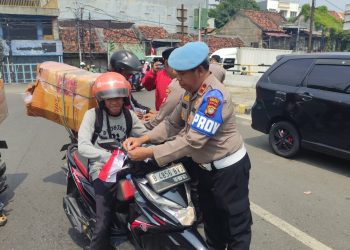 Membumikan Semangat Merah Putih, Polsek Tambora Bagikan Bendera kepada Warga