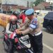 Membumikan Semangat Merah Putih, Polsek Tambora Bagikan Bendera kepada Warga