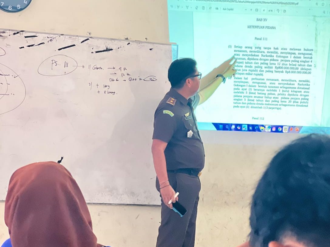 Program Jaksa Mengajar Kejari Solsel Sambangi SMAN 5 Solok Selatan