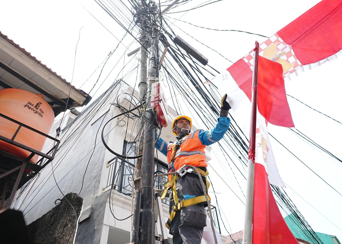 PLN Ajak Warga Jaga Jarak Aman Pasang Bendera dan Umbul-Umbul dari Kabel Listrik