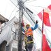 PLN Ajak Warga Jaga Jarak Aman Pasang Bendera dan Umbul-Umbul dari Kabel Listrik