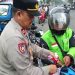 Kanit Binmas Polsek Tambora Pimpin Pembagian Bendera Merah Putih kepada Warga dan Pengguna Jalan