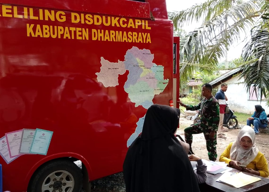 Disdukcapil dan Satgas TMMD Kodim 0310/SS Gelar Layanan Kependudukan Jemput Bola di Wilayah TMMD ke-125