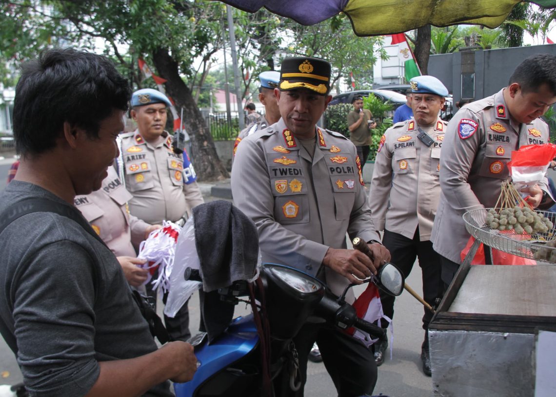 Sambut HUT RI ke-80, Kapolres Metro Jakbar Turun Langsung Bagikan Bendera di Tomang