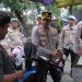 Sambut HUT RI ke-80, Kapolres Metro Jakbar Turun Langsung Bagikan Bendera di Tomang