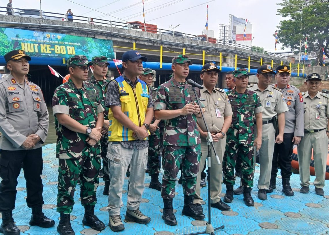 Polsek Tambora Amankan Kegiatan “Karya Bhakti Ciliwung Bersih” di Banjir Kanal Barat