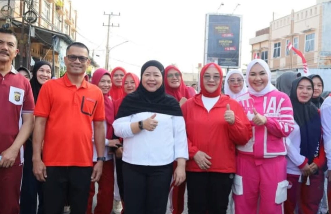 Meriahkan HUT RI ke-80, Pemkab OKUS Gelar Jalan Sehat dan Senam Bersama