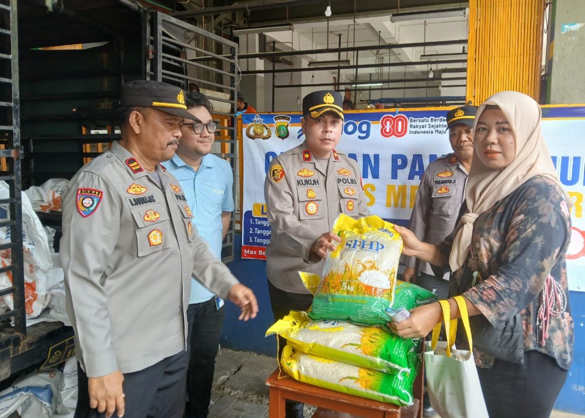 Gerakan Pangan Murah Polri dan Bulog Hadir di Tambora, Beras Dijual Rp11.000/Kg