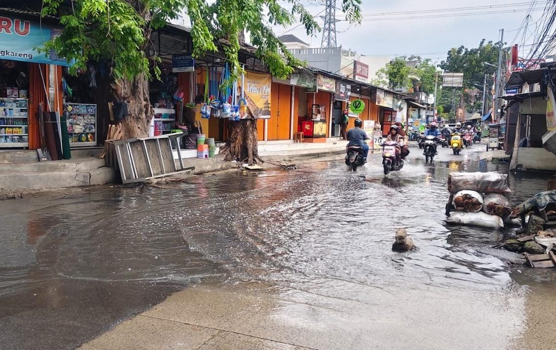 Banjir Tak Surut di Pakuwon: Saluran Air Tertutup Kios Liar, Pemkot Jakarta Barat Dinilai Tutup Mata