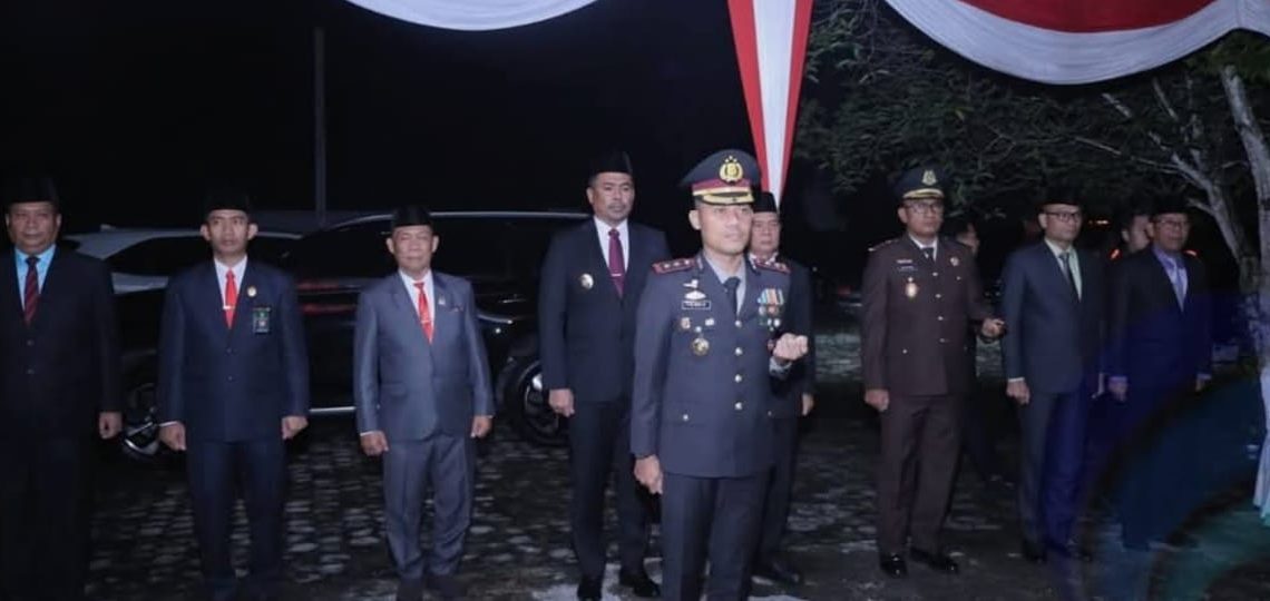 Jelang HUT RI ke-80, Bupati dan Wabup OKUS Lakukan Renungan Suci di TMP Murni Buay Rawan