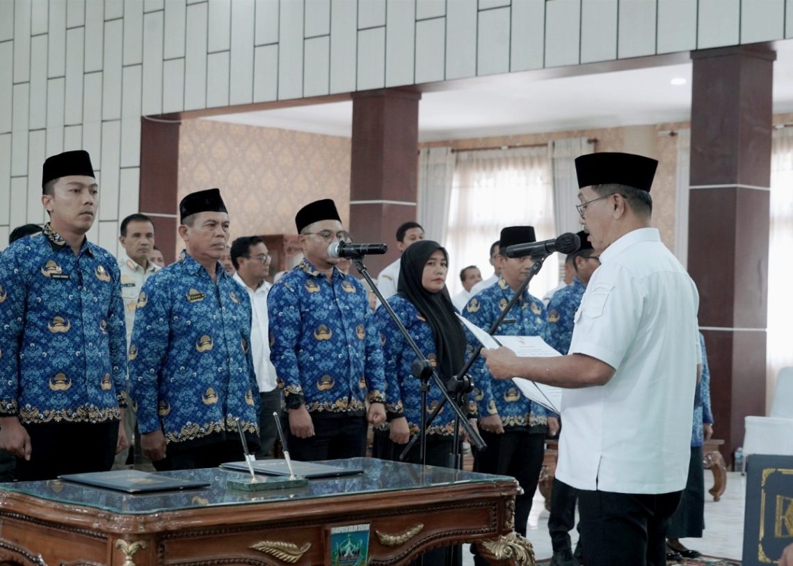 Pemkab Solsel Mutasikan 12 Pejabat Administrator dan Pengawas