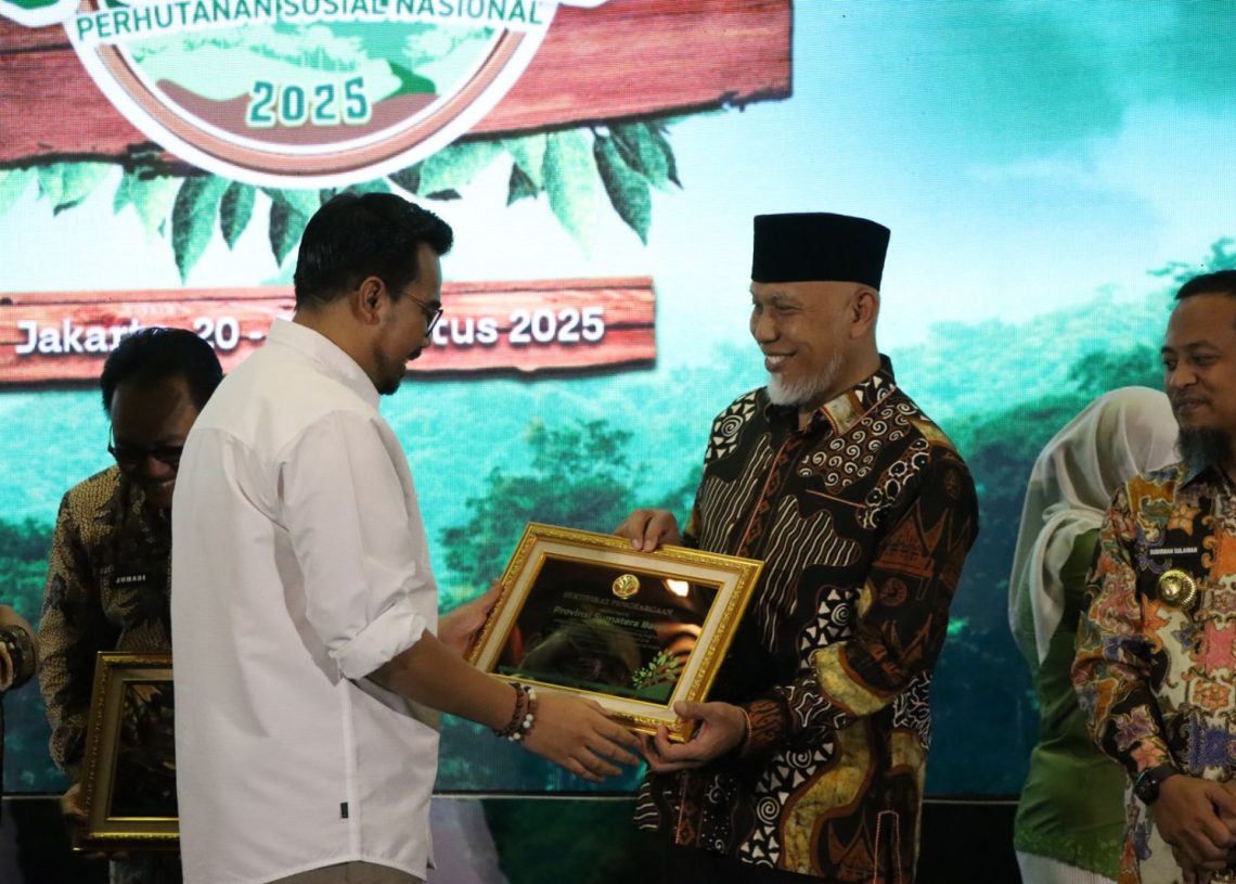 Sumbar Raih Penghargaan Pemerintah Daerah Terbaik di Festival Perhutanan Sosial Nasional 2025
