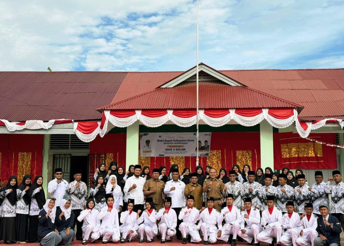 Jadi Pembina Upacara di MAN 3 Solok, Wabup Candra Motivasi Peserta Didik