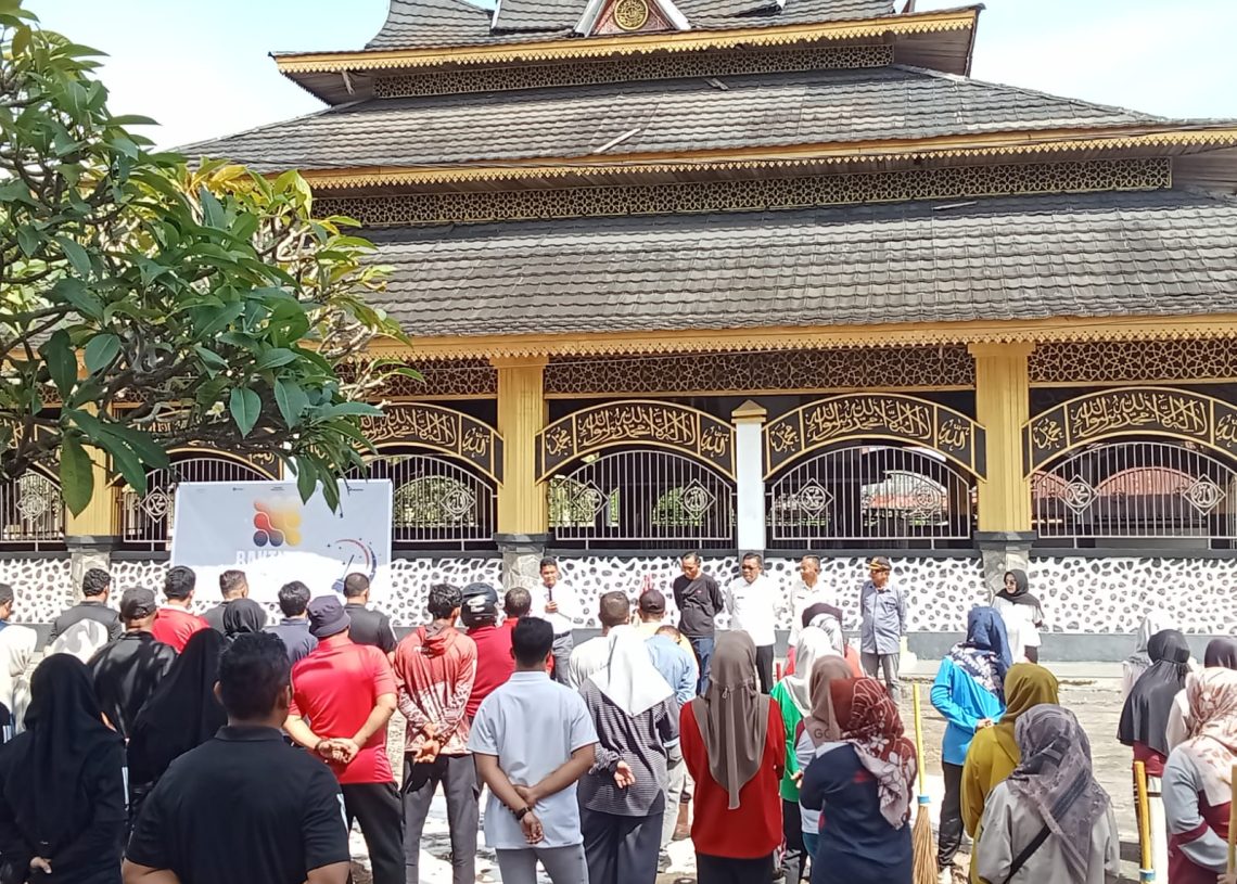 Sinergi Pemda Padang Pariaman, Angkasa Pura dan Masyarakat, Bersih-Bersih Masjid Raya Syekh Burhanudin