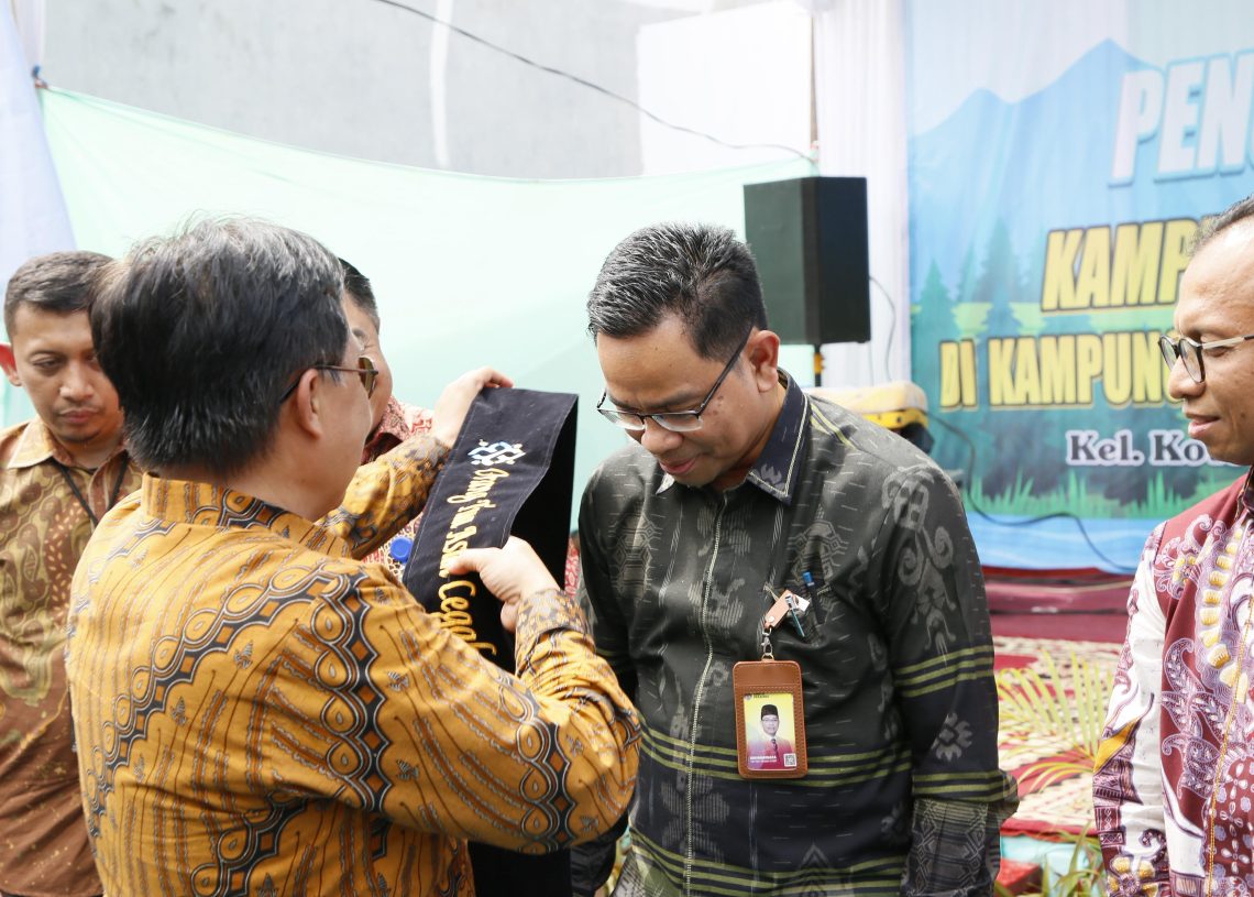 Rektor UNP Dinobatkan sebagai Orang Tua Asuh Kampung KB oleh BKKBN Sumbar