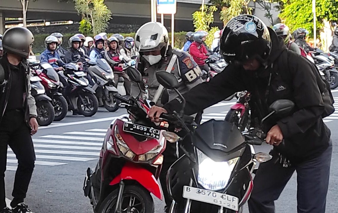 Polantas Jakarta Barat Sigap Bantu Pengendara Motor yang Alami Kecelakaan di Tomang