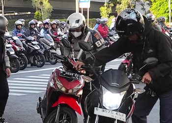 Polantas Jakarta Barat Sigap Bantu Pengendara Motor yang Alami Kecelakaan di Tomang