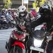 Polantas Jakarta Barat Sigap Bantu Pengendara Motor yang Alami Kecelakaan di Tomang