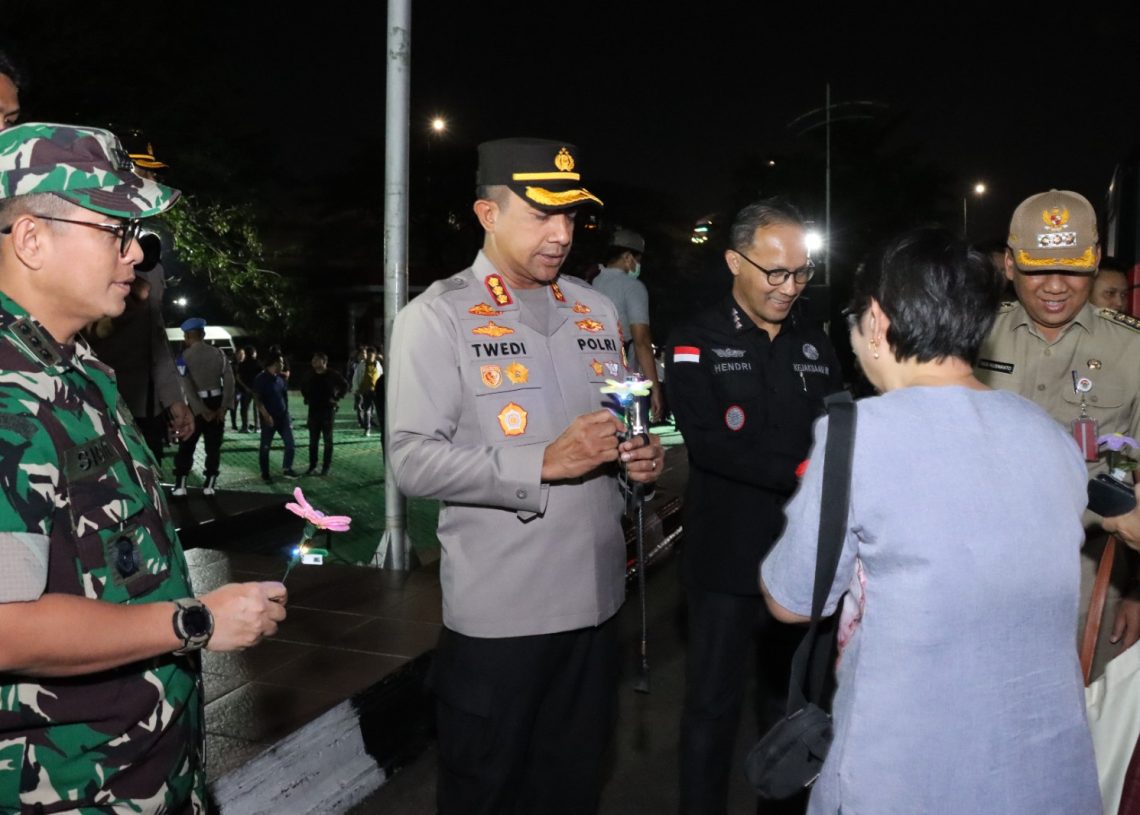 Dari Kwitang untuk Jakarta Barat: Ibu Yani dan Ibu Rita Beri Bunga Cahaya untuk Petugas di Jakarta Barat