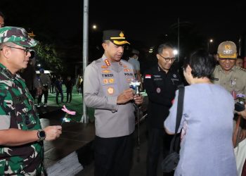 Dari Kwitang untuk Jakarta Barat: Ibu Yani dan Ibu Rita Beri Bunga Cahaya untuk Petugas di Jakarta Barat