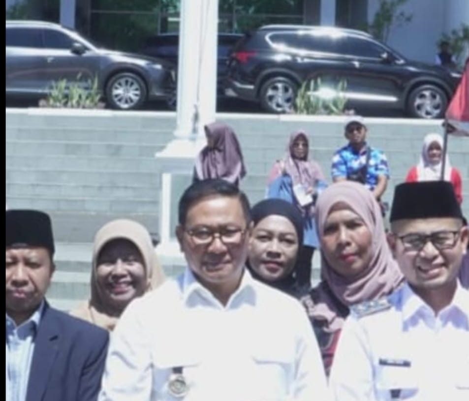 Wako Serahkan Paket Sembako bagi Lansia dan Penyandang Disabilitas Tahun 2025 Kota Bukittinggi
