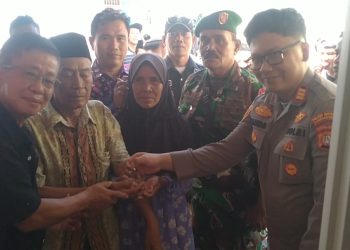 Kapolsek Teluknaga AKP Nanda Setya Pratama Baso Serahkan Kunci Dalam Program Bedah Rumah Untuk Masyarakat