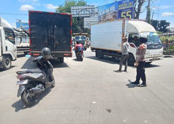 Kanit Lantas Polsek Cengkareng Tinjau Proyek Pengecoran Jalan Kosambi yang Sebabkan Kemacetan di Kalideres dan Cengkareng