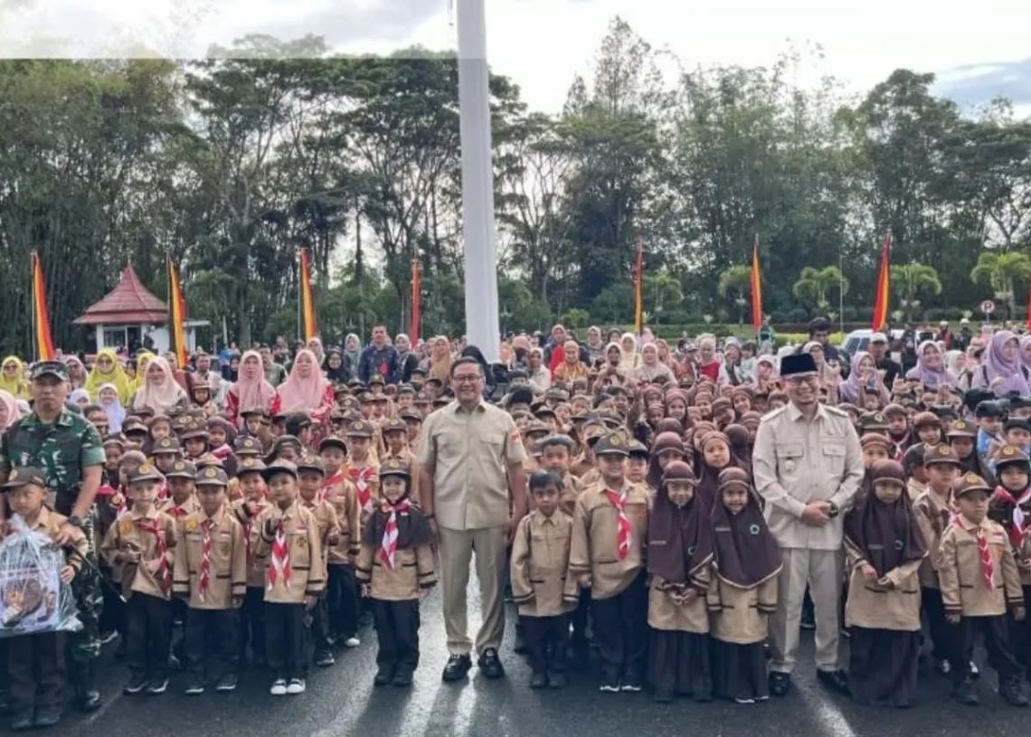 1.846 Siswa SD di Bukittinggi Terima Seragam Sekolah Gratis