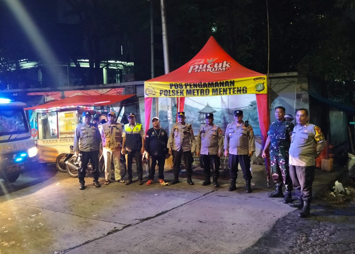 Jaga Kamtibmas, Babinsa Koramil 01/Menteng Patroli Tiga Pilar Bersama Warga Masyarakat