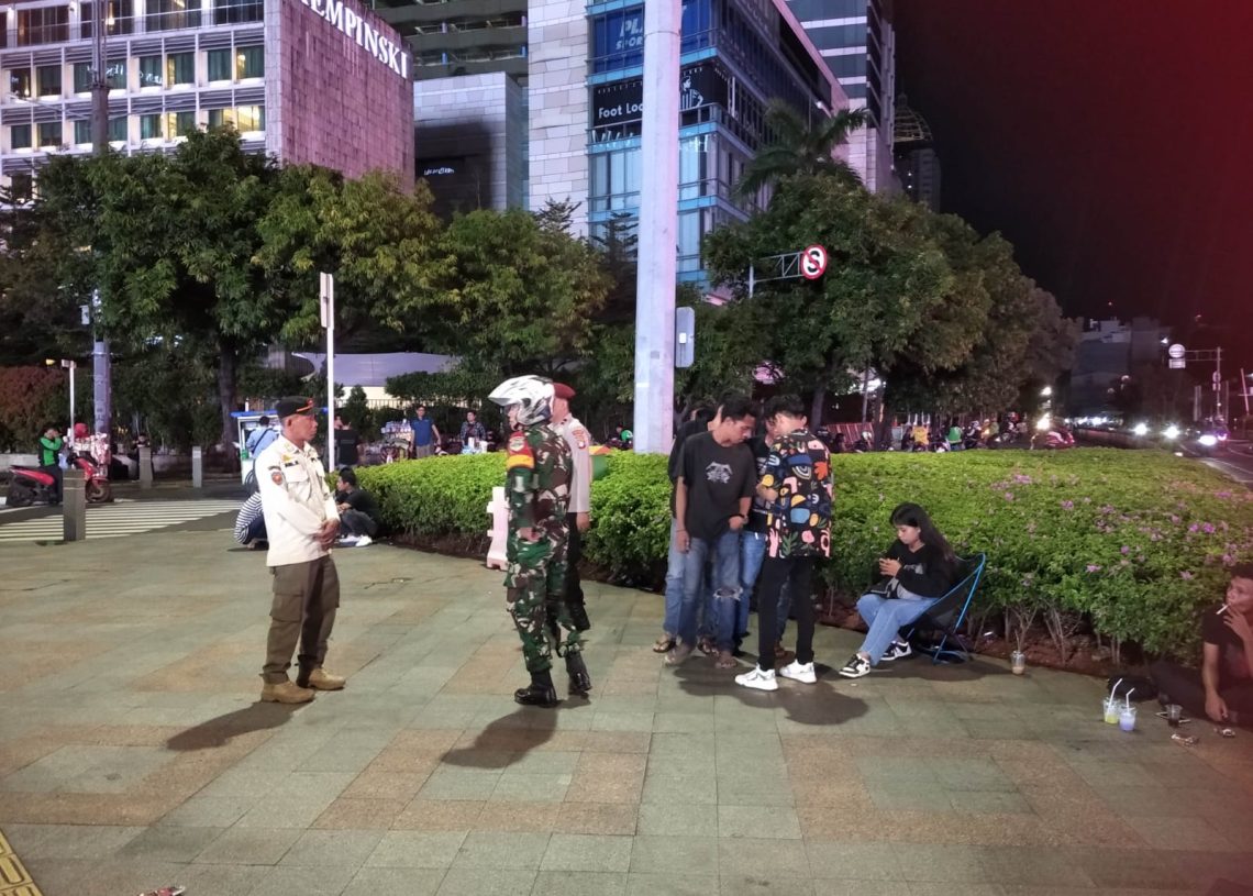 Koramil 01/Menteng Sampaikan Himbauan saat Patroli Malam bersama Tiga Pilar dan Komponen Pendukung