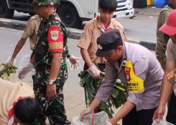 Karya Bakti Koramil 02/Tambora, TNI-Polri dan Pelajar Bersih-Bersih Pasar Jembatan Lima