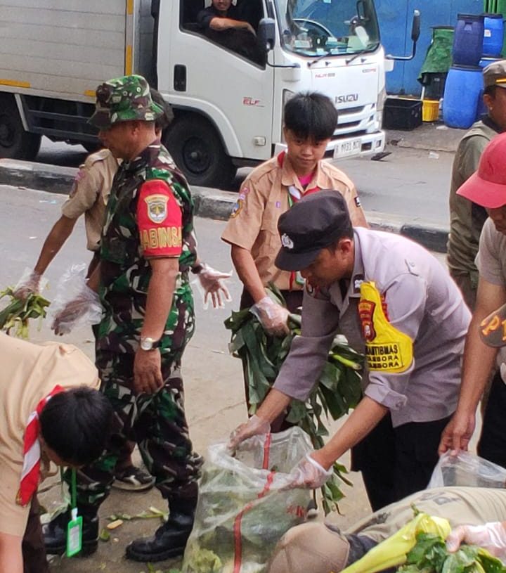 Karya Bakti Koramil 02/Tambora, TNI-Polri dan Pelajar Bersih-Bersih Pasar Jembatan Lima