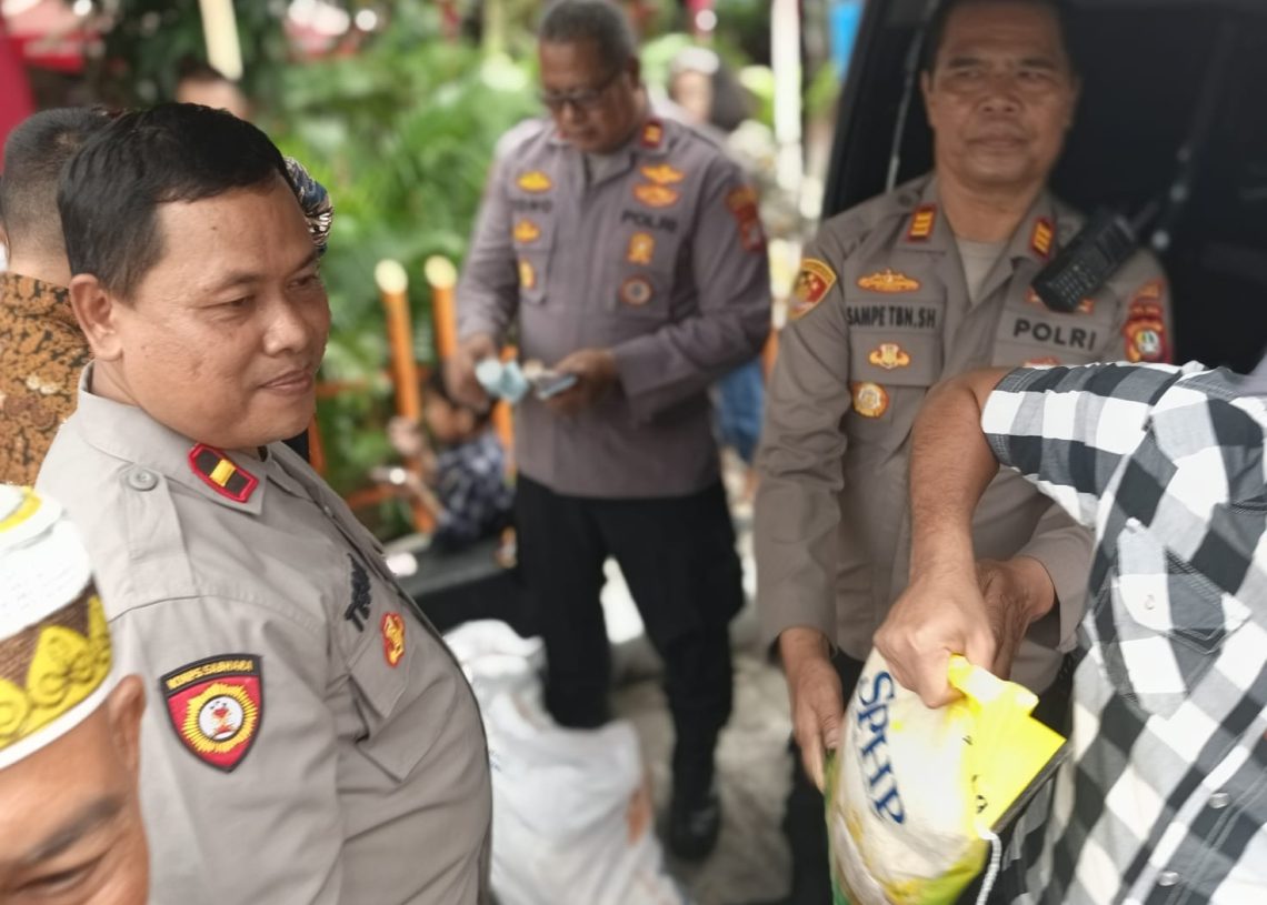 “Jaga Jakarta”, Polsek Kalideres Gelar Penjualan Beras Murah Setengah Ton di Terminal