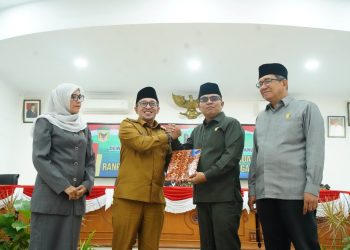 8 Fraksi DPRD Tanah Datar Sampaikan Pandangan Umum Atas Ranperda Perubahan APBD TA 2025