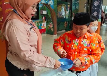 Mari Sedekah Lewat Jusmijel, SDN Cengkareng Barat 05 Pagi Ajak Siswa Olah Minyak Jelantah