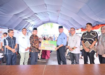 Pemprov Sumatera Barat Salurkan Bantuan Beras CPPD kepada Pedagang Korban Kebakaran Pasar Payakumbuh