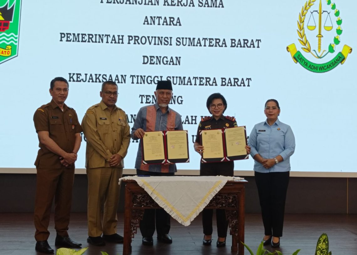 Pemprov Sumbar Tekan Mou Penanganan Masalah Hukum Perdata dan TUN dengan Kejaksaan Tinggi