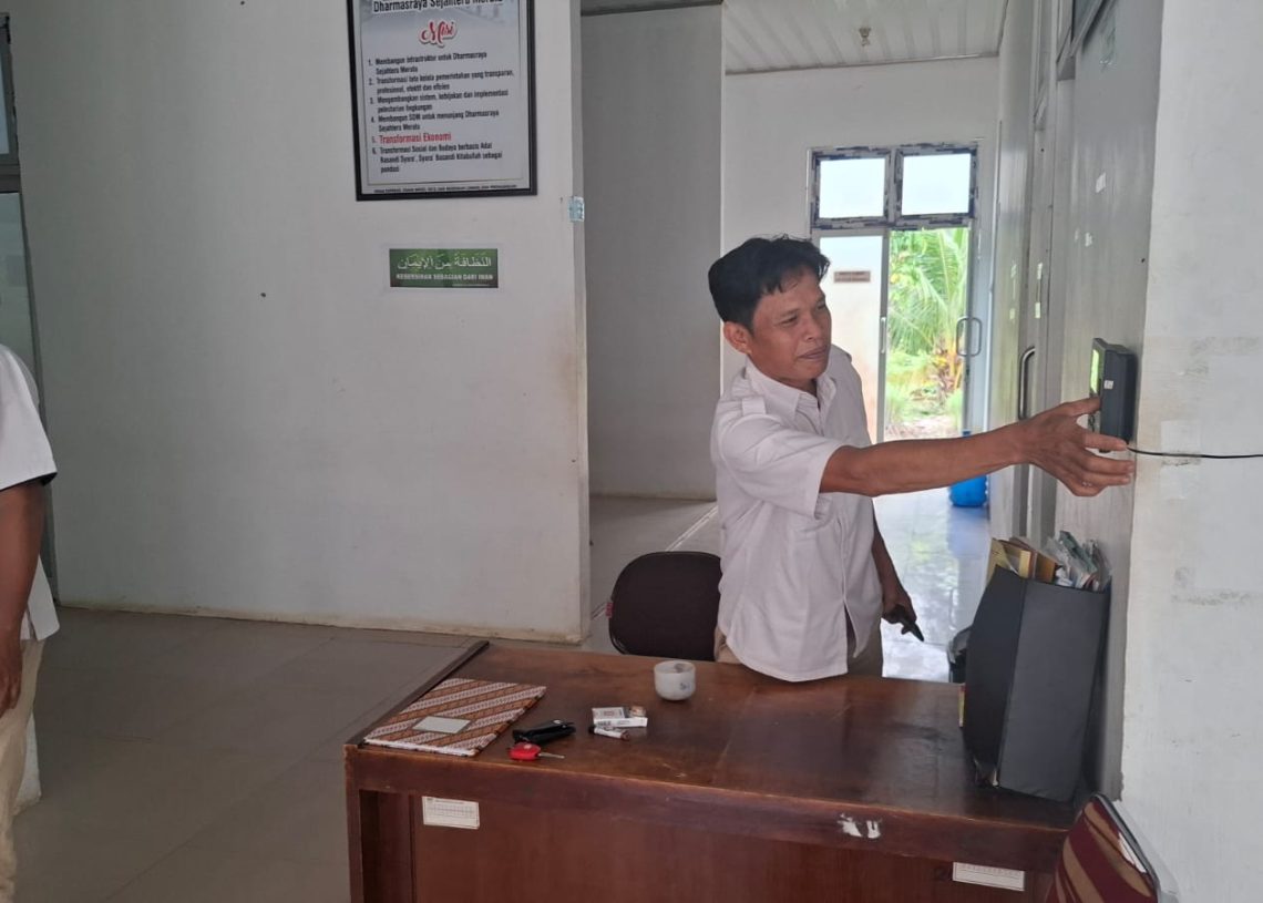 Mesin Absensi, Senyum Paksa dan Bayang-Bayang Disiplin