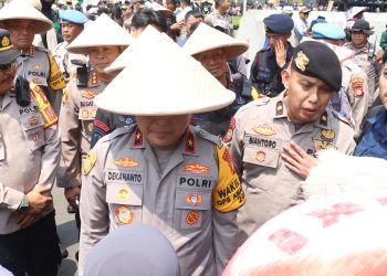 Peringati Hari Tani Nasional, Polisi Potong Tumpeng Bersama Massa Aksi di Jln Merdeka Selatan Jakarta Pusat.