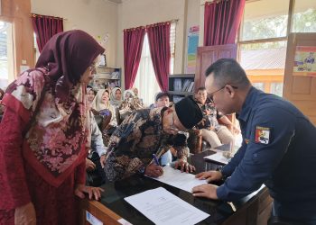 Lurah Napar Lakukan Pelantikan dan Sumpah Jabatan Pengurus RT/RW Periode 2025-2030