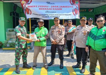 Polsek Tambora Gelar Jum’at Peduli – Jaga Jakarta Berbagi Kasih, Salurkan 30 Karung Beras