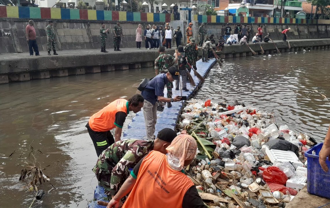 Kodim 0501/JP Bersama Tiga Pilar Laksanakan Karya Bakti Skala Besar Pembersihan Sungai Ciliwung Dalam Rangka HUT TNI ke-80 Tahun 2025