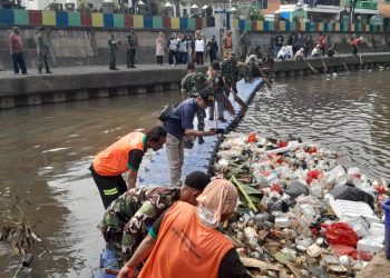 Kodim 0501/JP Bersama Tiga Pilar Laksanakan Karya Bakti Skala Besar Pembersihan Sungai Ciliwung Dalam Rangka HUT TNI ke-80 Tahun 2025